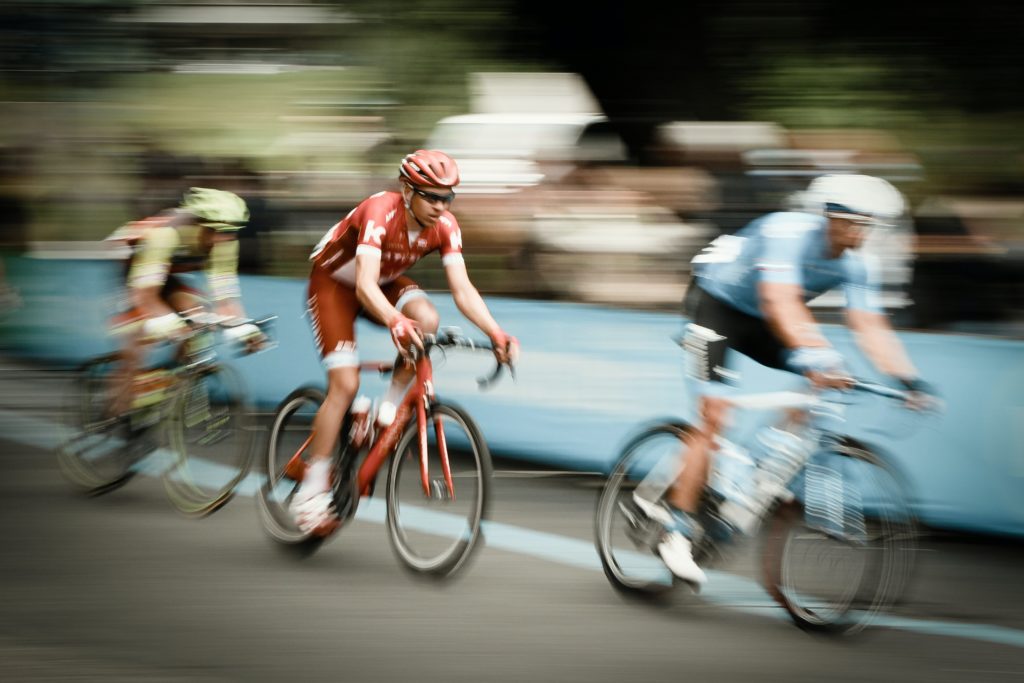 Coureur tentant de rivaliser avec la vitesse de chargement d'un contenu AMP