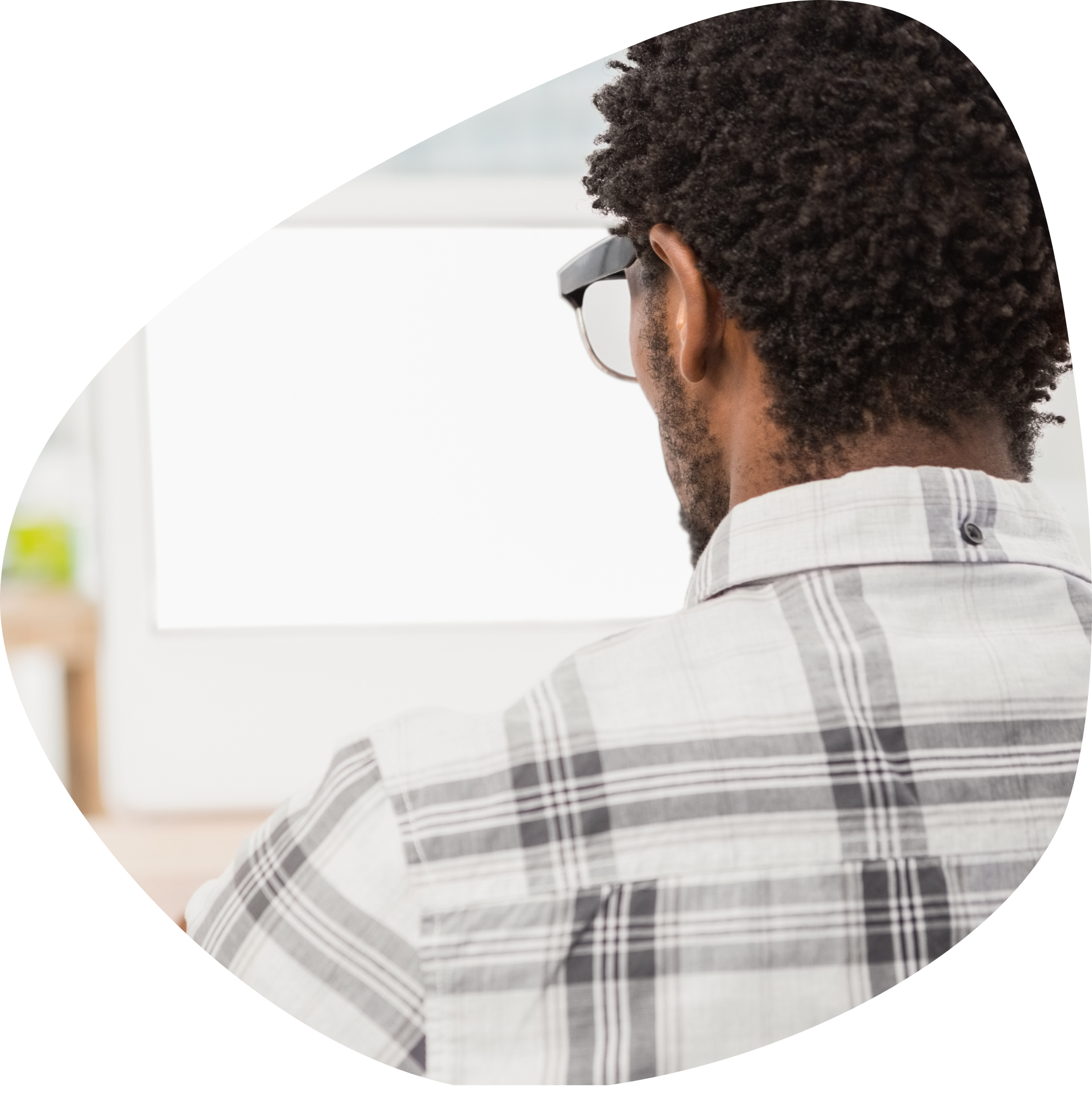 homme qui constate des bugs sur son site web